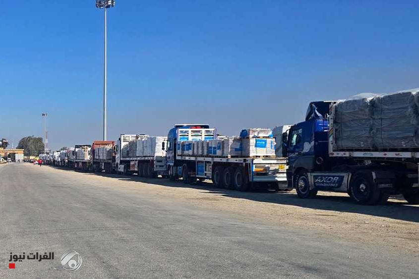 شاحنات المساعدات تبدأ الدخول من مصر إلى غزة