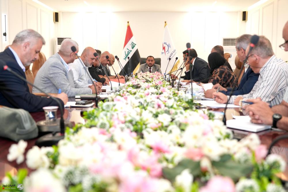 وزير الكهرباء يوجه بصرف مستحقات الموظفين ويهدد المديرين المتلكئين بالعقوبات