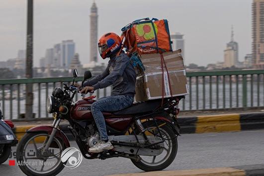 الحكومة توجه 17 إجراءً وتوجيهاً لدعم العاملين في مهنة التوصيل