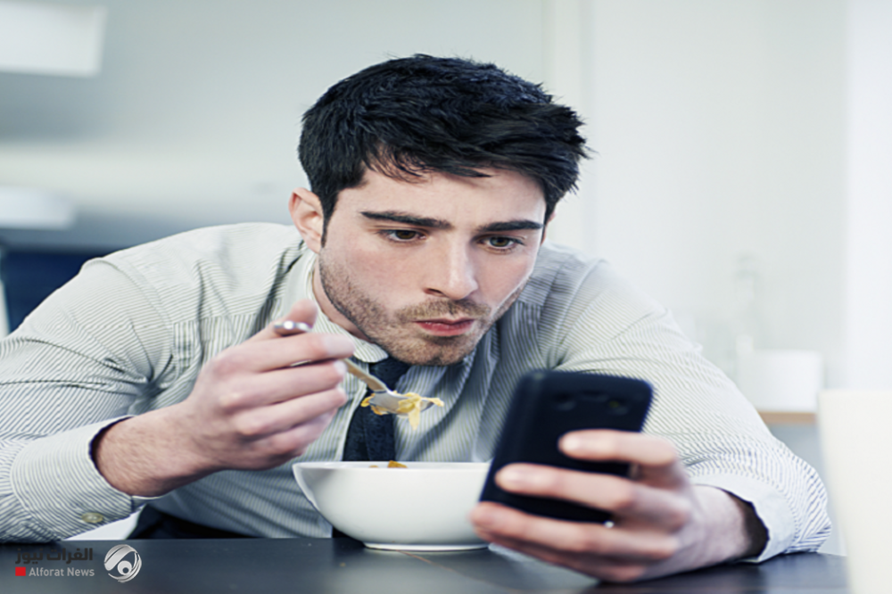 مخاطر استخدام الهاتف أثناء تناول الطعام