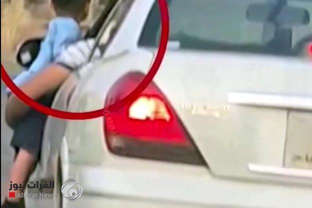 "مزحة قاتلة".. فيديو مروع لطفل معلق من نافذة سيارة مسرعة في السليمانية