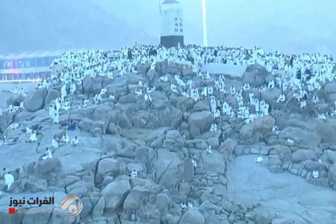 الحجاج يواصلون التوافد الى صعيد عرفات لأداء ركن الحج الأعظم