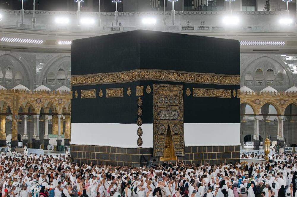 بالصور.. رفع كسوة الكعبة المشرفة استعدادا لموسم الحج