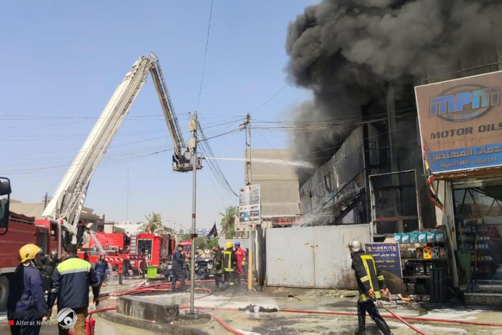 الدفاع المدني تخمد حريقاً اندلع داخل بناية تجارية في منطقة الكرادة ببغداد