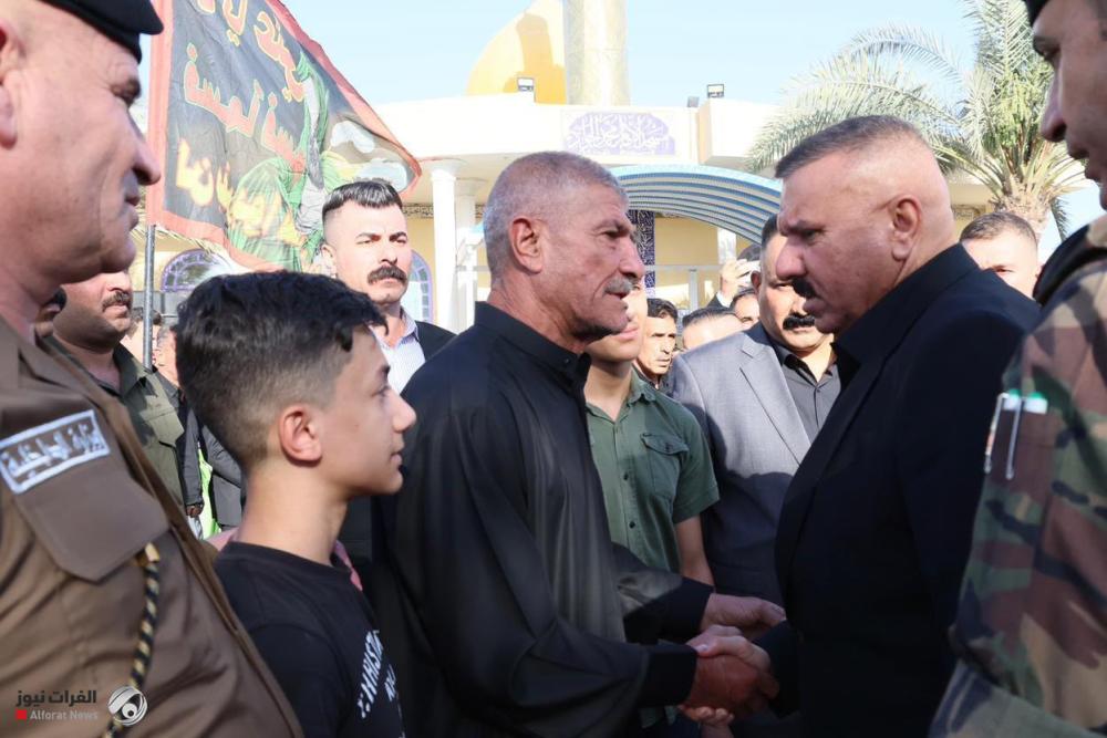 وزير الداخلية يحضر مجلس عزاء شهيدي بابل ويؤكد أن دمهما لن يذهب سدى