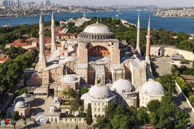 بالفيديو.. محاولة إحراق مسجد {آيا صوفيا} في إسطنبول