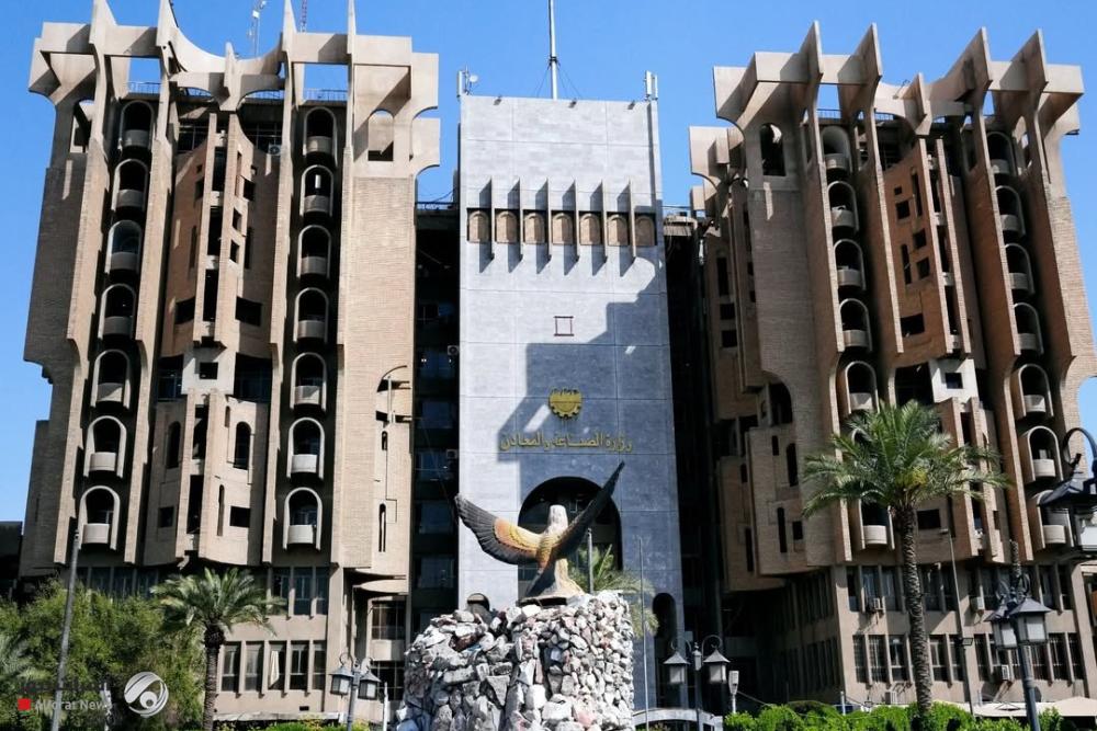 وزارة الصناعة تنفي اندلاع حريق في مصنع إطارات الديوانية