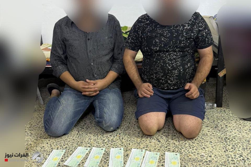 القبض على 3 متهمين بحوزتهم صكوك مزورة وسلاح غير مرخص