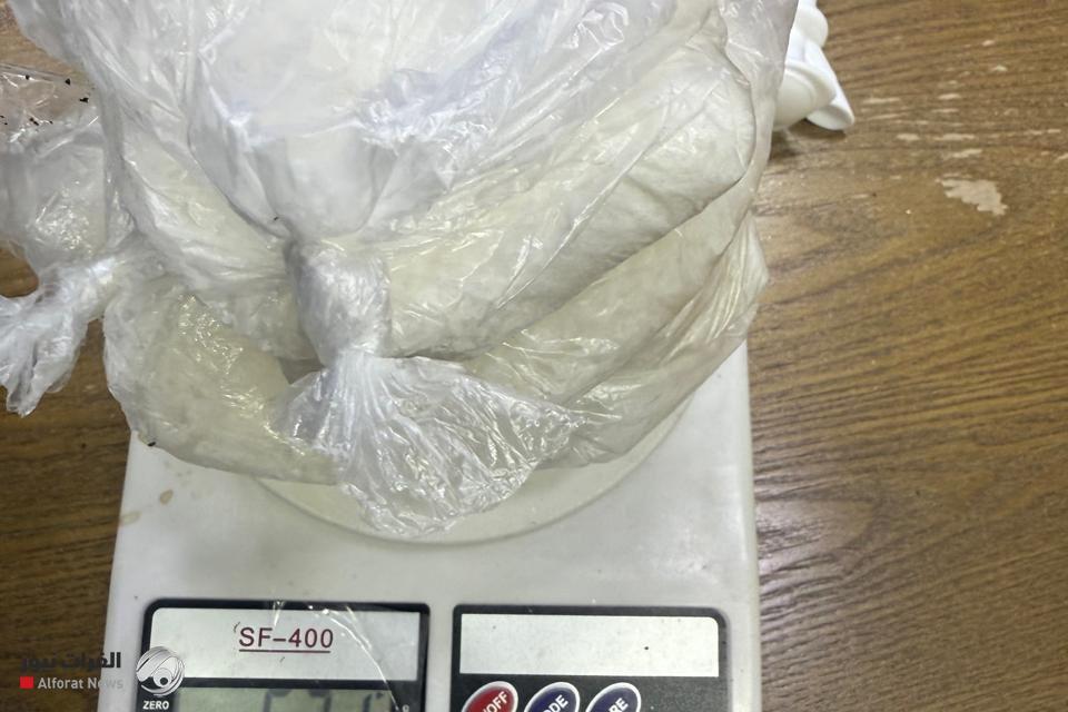 ضبط مسافر أجنبي بحوزته 570 غراماً من مادة الكرستال المخدرة في منفذ زرباطية
