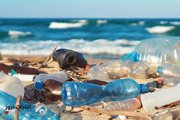 علماء يبتكرون مادة بلاستيكية تذوب في مياه البحر