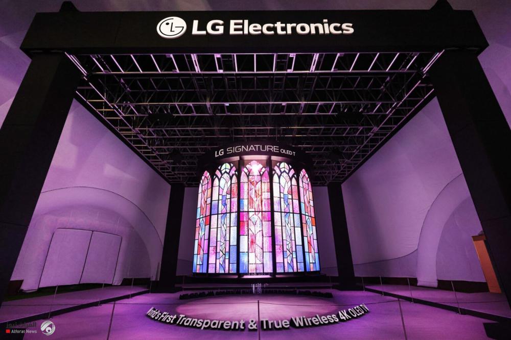 (LG) تُبهر قادة العالم في قمة APEC 2025 بثريا إعلامية ضخمة مصنوعة من شاشات OLED شفاف
