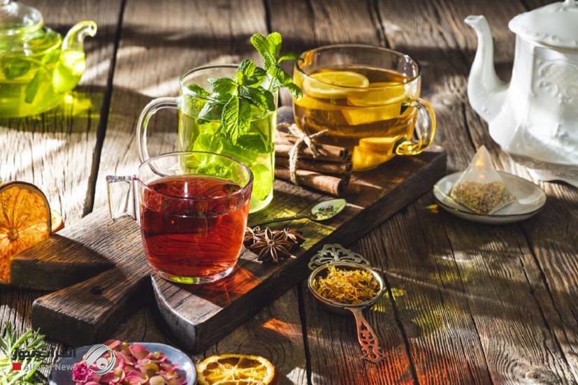 الفرق بين الشاي الأخضر والأسود وتأثيرهما على المعدة