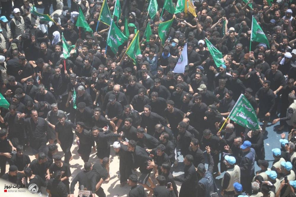 بالصور.. منطقة بين الحرمين في كربلاء تغص بحشود المعزين في ركضة طويريج الخالدة
