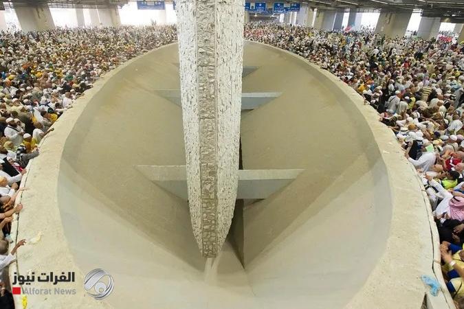 الحجاج يرمون جمرة العقبة الكبرى في مشعر منى