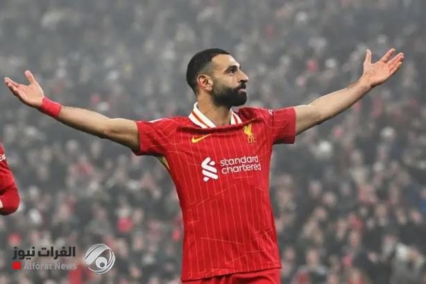صلاح يمسك قلم التوقيع على عقد ليفربول