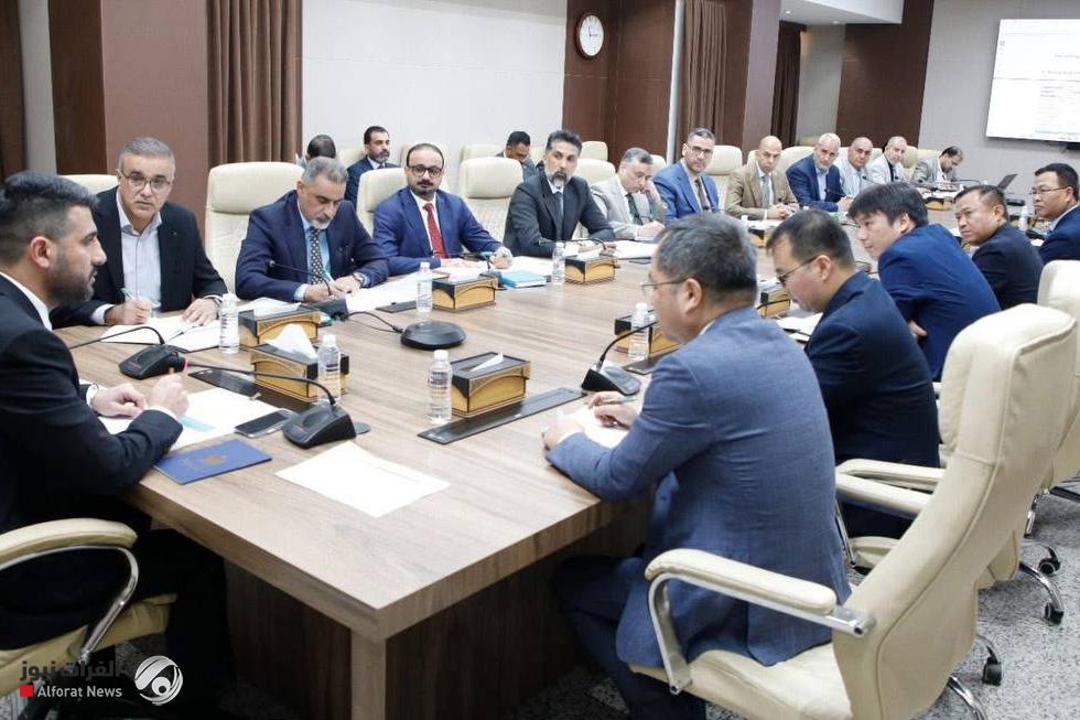 وزير الكهرباء يوجه انذارا لشركة شنغهاي الصينية ويطالبها بمعالجة أسباب التعثر