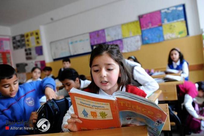 التربية تباشر بتوزيع الكتب الدراسية وتحث الطلبة على تغليفها