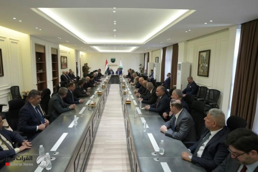 تسلم مهامه رسمياً.. وزير الصناعة يحدد أولويات المرحلة المقبلة