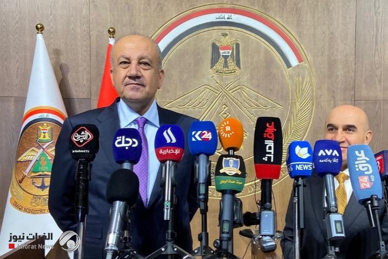 وزير الدفاع يعلن بدء توقيع العقود الخاصة بتوزيع الأراضي بين المنتسبين