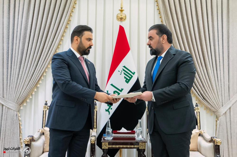 رئيس الوزراء المكلف يقدم المنهاج الوزاري إلى رئيس مجلس النواب