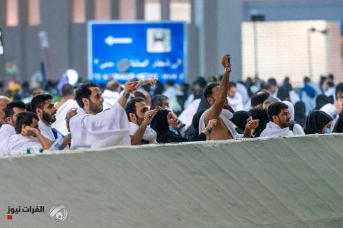 الحجّاج يرمون الجمرات الثلاث في ثاني أيام التشريق