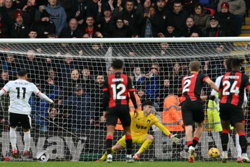 ليفربول يبدأ حملة الدفاع عن لقبه بمواجهة بورنموث