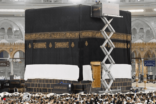 شاهد.. استبدال كسوة الكعبة مع بداية العام الهجري