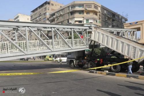 صور لأغرب حادث.. شاحنة تسقط جسر مشاة