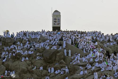 الحجاج ينفرون إلى مزدلفة بعد وقفة عرفة