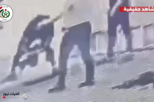 شاهد.. لحظة اعتداء صادم على مدرس أمام مدرسته في بغداد