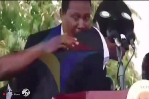 بعد السحر والشعوذة.. رجم رئيس زامبيا بالحجارة {فيديو}