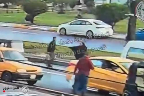 بالفيديو.. زوج يعتدي بالضرب على زوجته في احد شوارع الرصافة