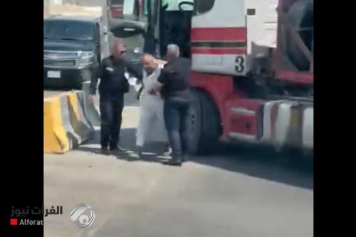 بالفيديو.. إيقاف موظف في الموانئ لتورطه باعتداء على سائق شاحنة