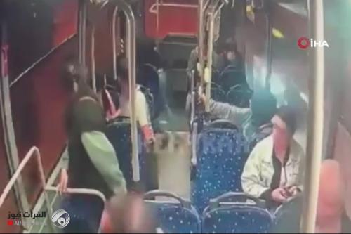 شاهد.. جريمة قتل مروعة في حافلة نقل عمومية