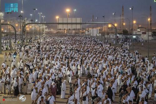 الحجاج ينفرون من عرفات إلى مزدلفة بعد أداء الركن الأعظم