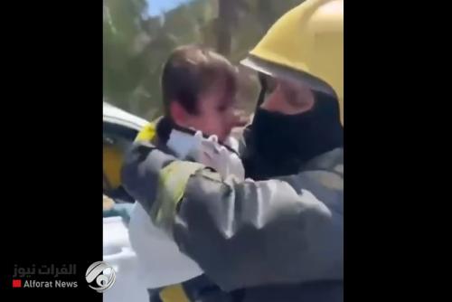 بالفيديو.. لحظة انقاذ طفلة حبست داخل مركبة مغلقة في الانبار