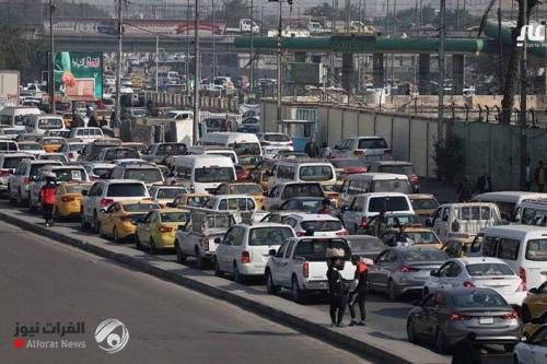 مع زحامات خانقة ببغداد.. المرور تعد بإنفراجة كبيرة