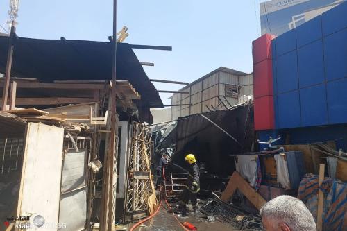 بالصور.. الدفاع المدني يخمد حريقاً في الكرادة وينقذ ثلاثة مصابين