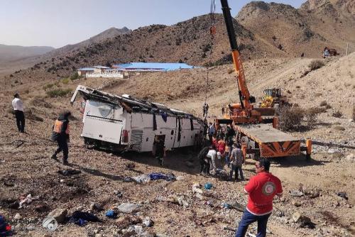 بالفيديو.. مصرع واصابة 24 شخصاً بسقوط حافلة في وادٍ شمال شرق طهران