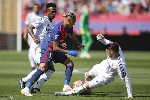 برشلونة يهزم ريال مدريد في كلاسيكو مجنون