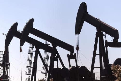 النفط يرتفع مع تقلص المخزونات الأمريكية.. وبرنت عند 83 دولاراً