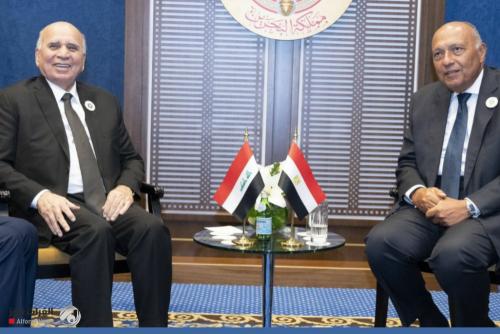 حسين يؤكد لنظيره المصري ضرورة عقد اللجنة المشتركة العليا بين البلدين في أقرب وقت