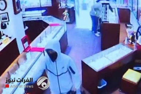 سرقوا مجوهرات بـ 2 مليون دولار في دقيقتين.. شاهد