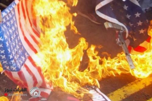 ترامب يحظر حرق العلم الأمريكي ومعاقبة المخالف بالسجن