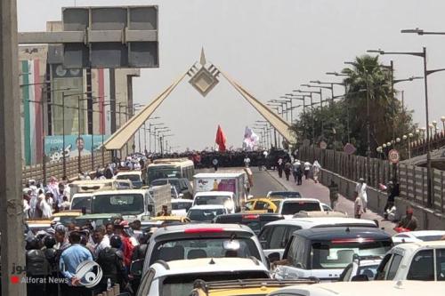 قطع جسر الجمهورية بالكامل من قبل متظاهرين وسط بغداد