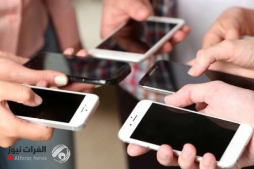 البالغون يتفقدون هواتفهم كل 10 دقائق.. دراسة تكشف الأسباب