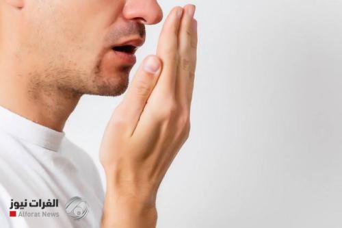 أنفاس الصباح.. رائحة الفم الكريهة تفضح شيئا لا تعرفه