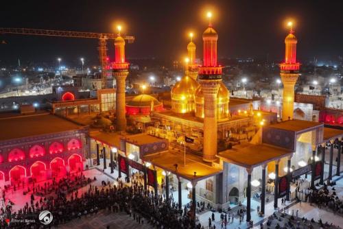 العتبة الكاظمية تعلن موعد استبدال رايتي الحزن إيذانا بذكرى الشهادة