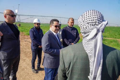 بالصور.. السوداني يزور حقل زراعي يعتمد منظومات الرش الحديثة في النهروان