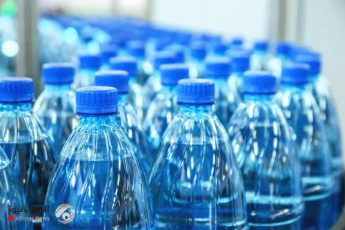 في زجاجات المياه.. خطر غير مرئي يتسلل إلى أجسامنا